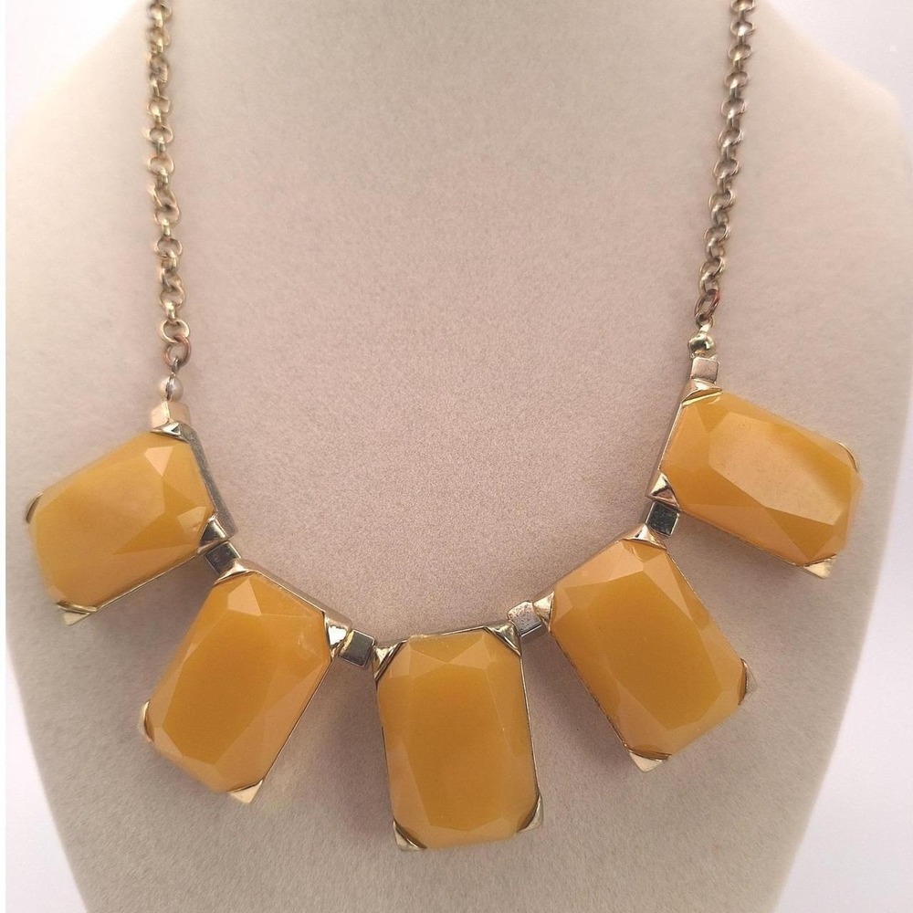 Five stone chunky bib necklace gold emerald checkerboard cut glass gold tone